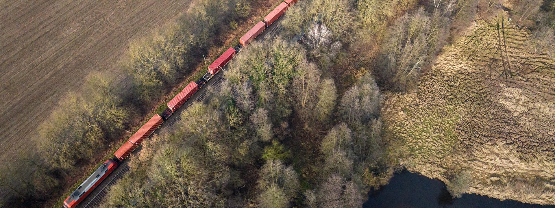 Vista aérea de un tren de mercancías en un paisaje Aerial view of a freight train in a landscape 