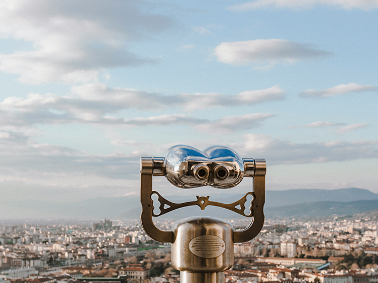 prismático en un mirador con vistas hacia la ciudad 