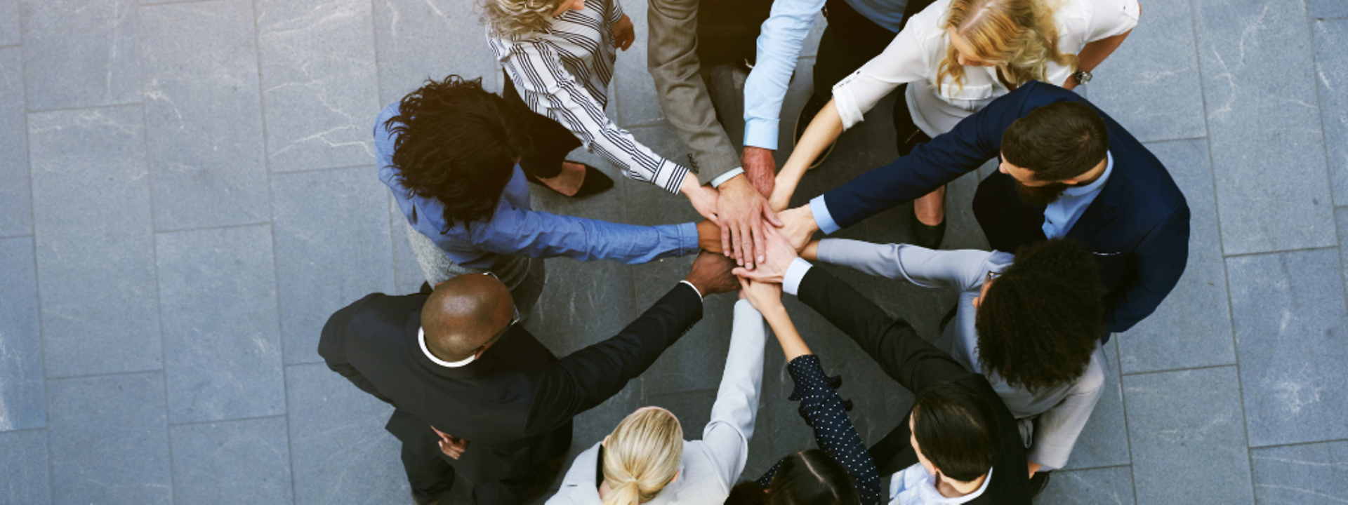 Grupo de personas juntando sus manos 