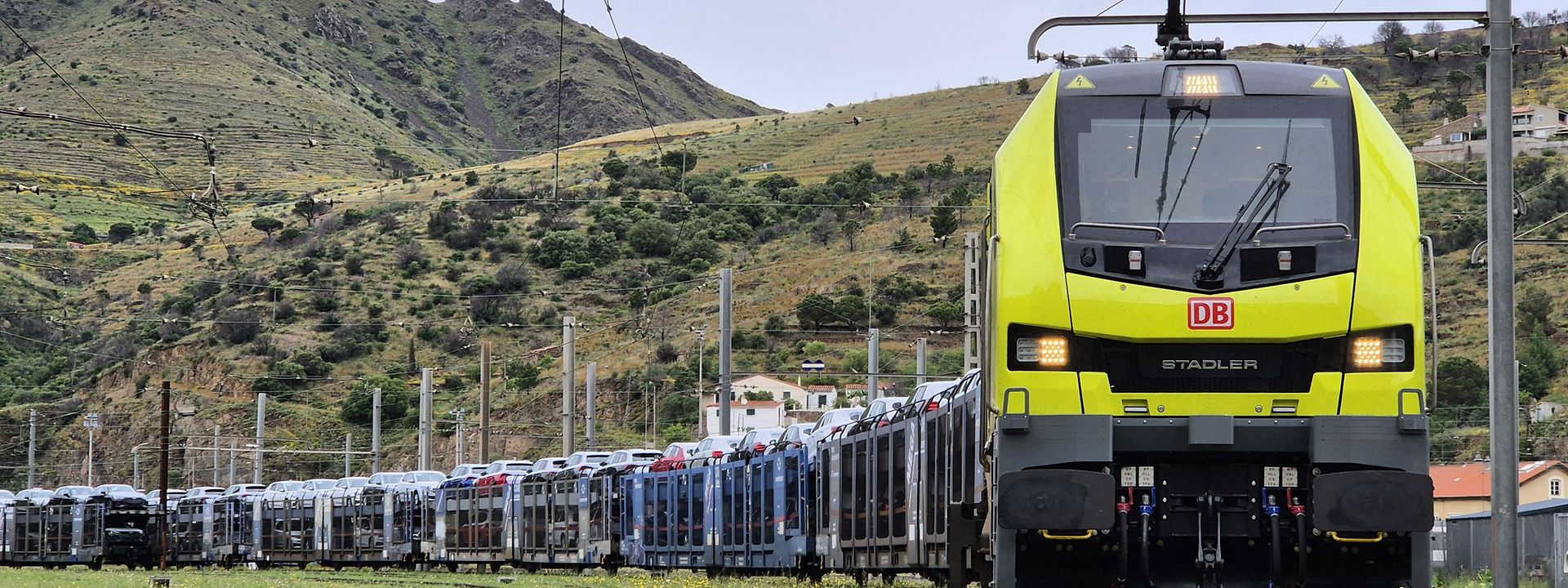 Tren portacoches cargado 