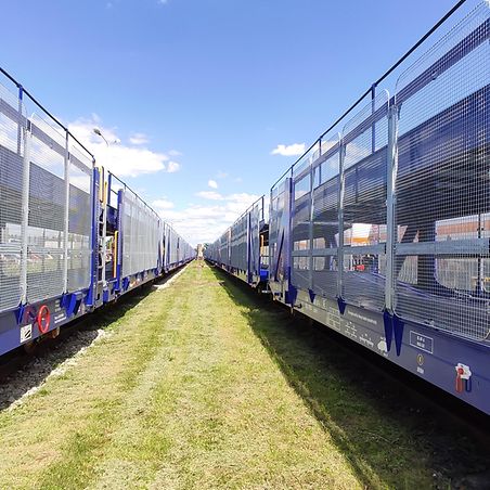 Dos trenes de portacoches vacíos 