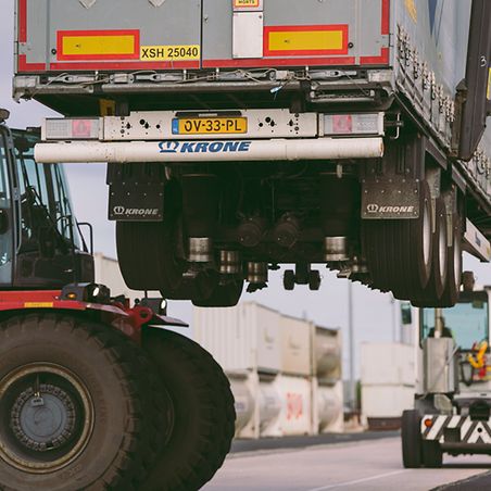 Grúa elevando remolque 