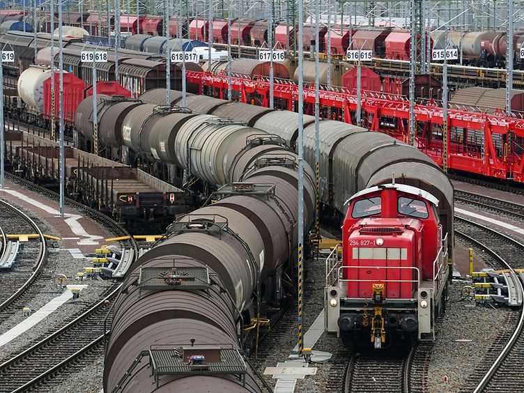 Estacion con varios trenes de mercancías 