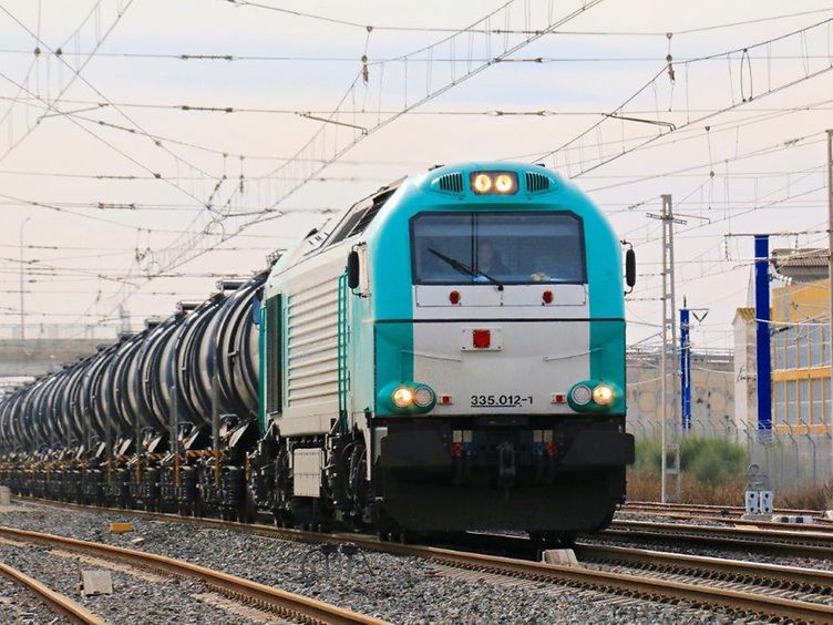 Tren de mercancías en movimiento 