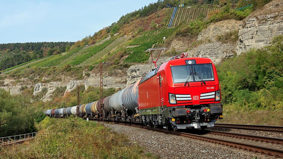 Tren de mercancías con paisaje montañoso 