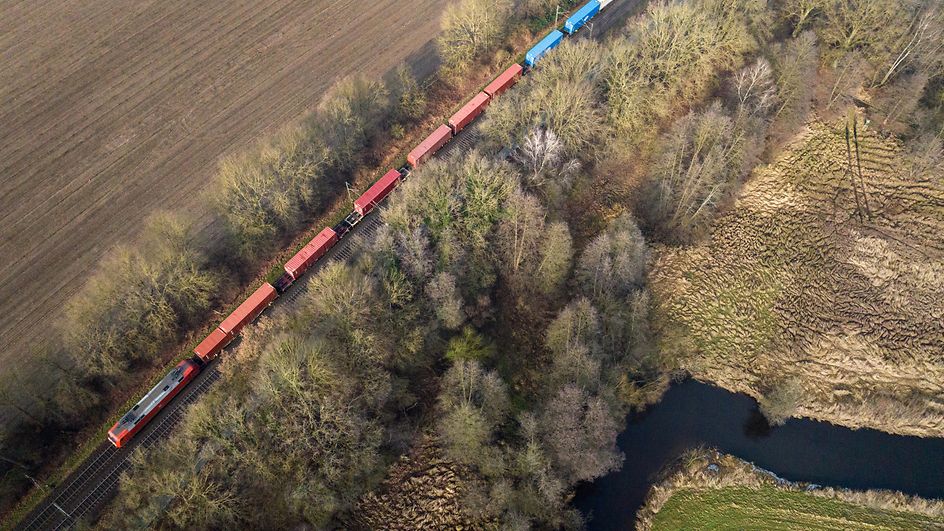 Vista aérea de un tren de mercancías en un paisaje 