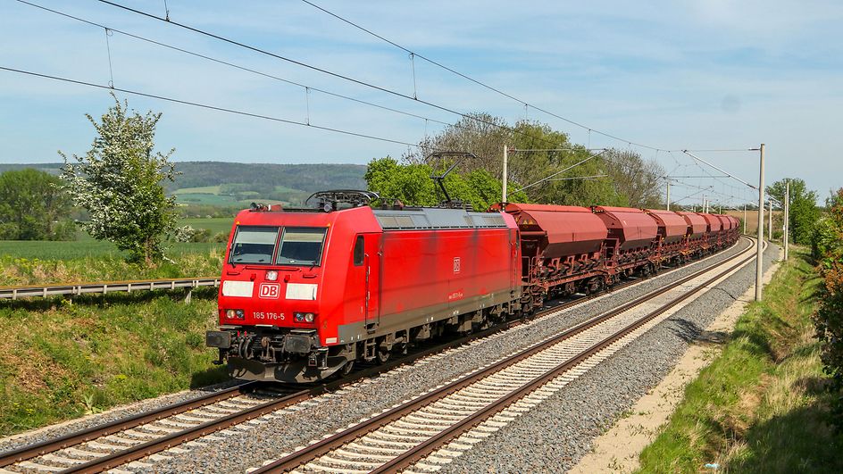 Tren de mercancías en movimiento 
