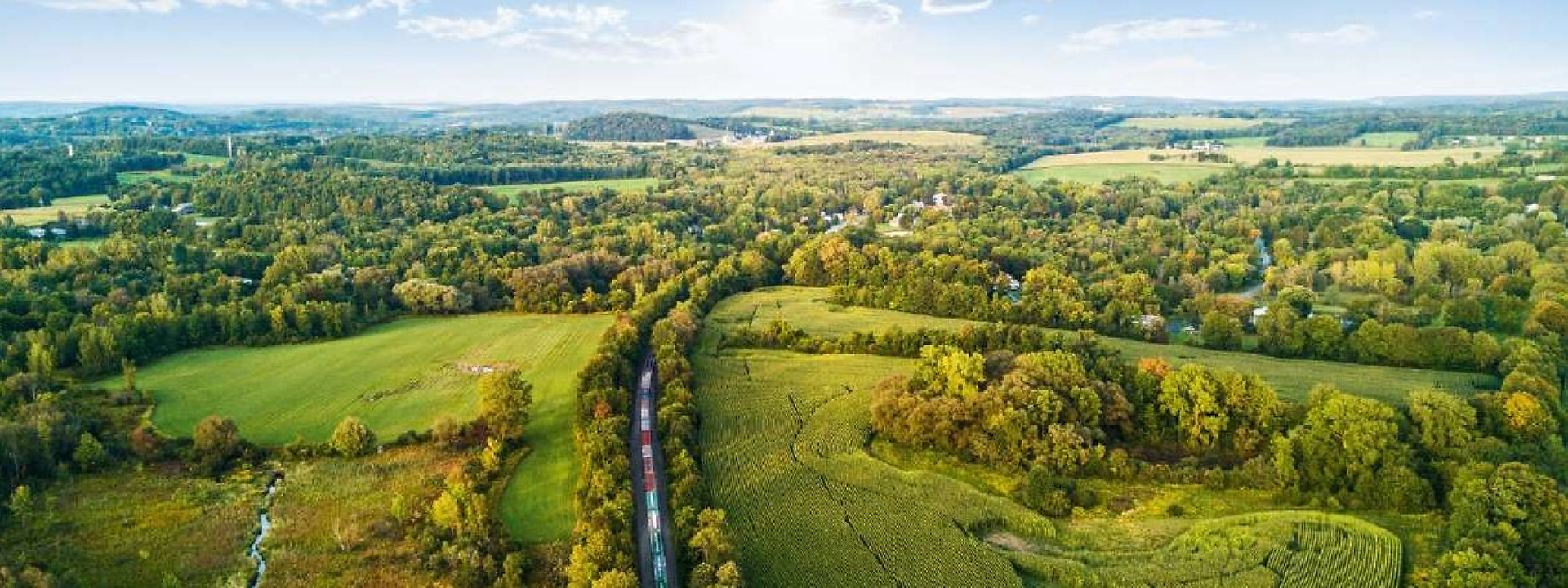 Vista aérea de un tren de mercancías en un paisaje 