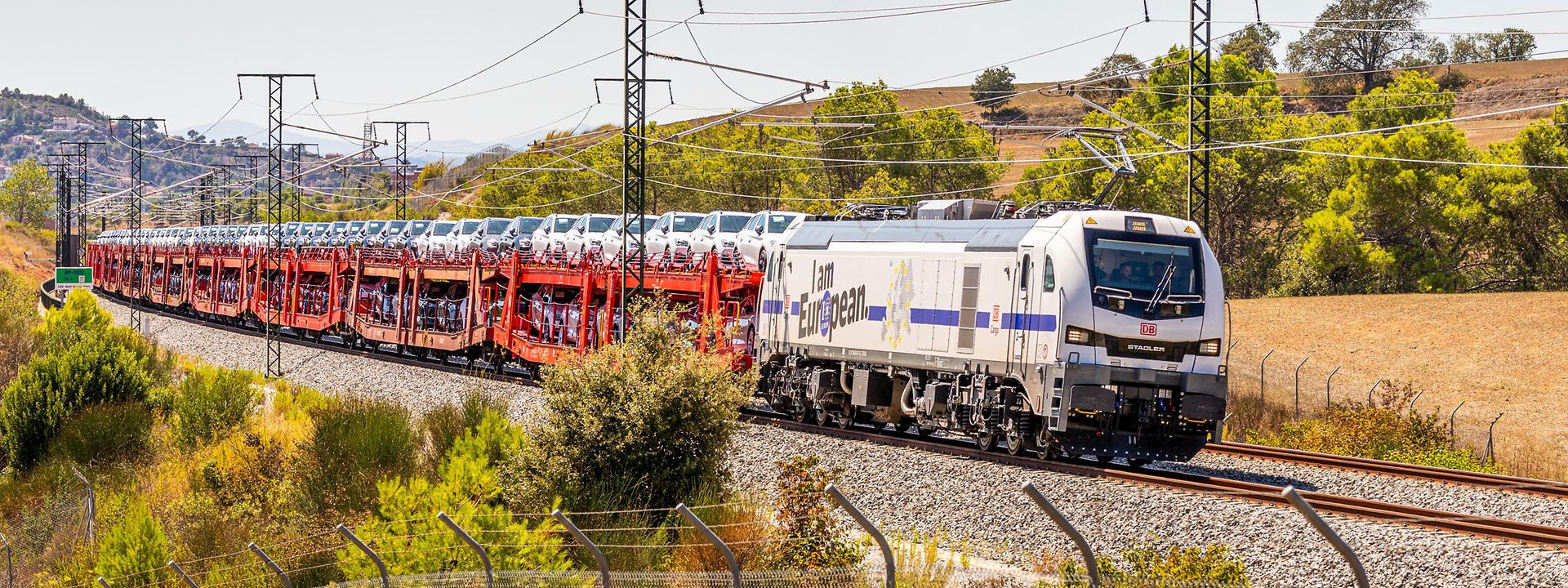 Tren de vagones portacoches en marcha 