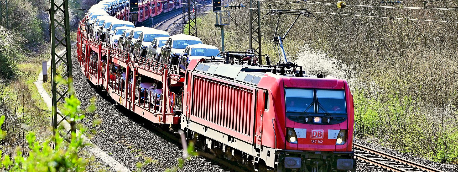Tren portacoches cargado en circulación 