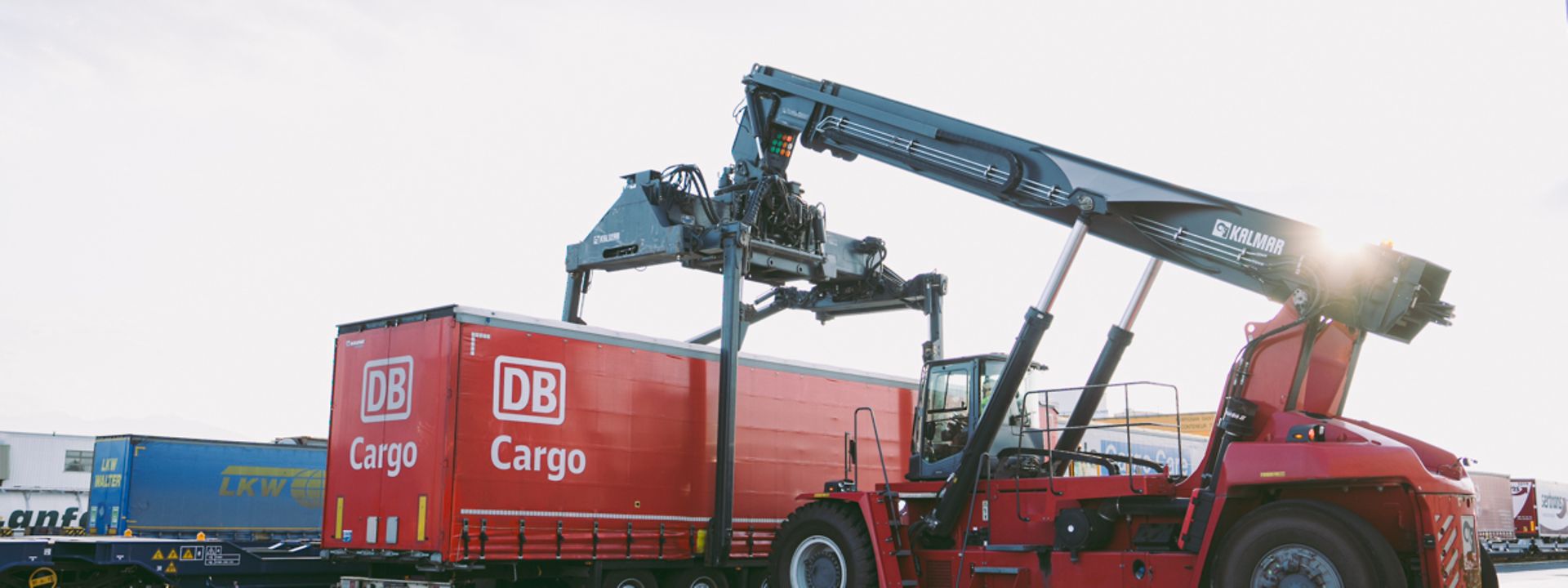 Crane lifting DB Cargo Swap body