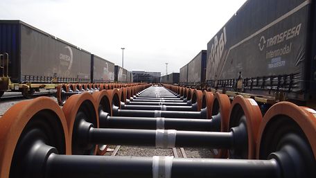 Axles between swap body trains