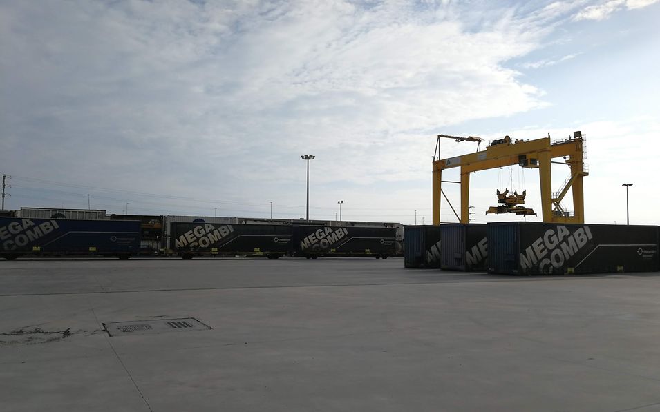 Crane lifting Swap body