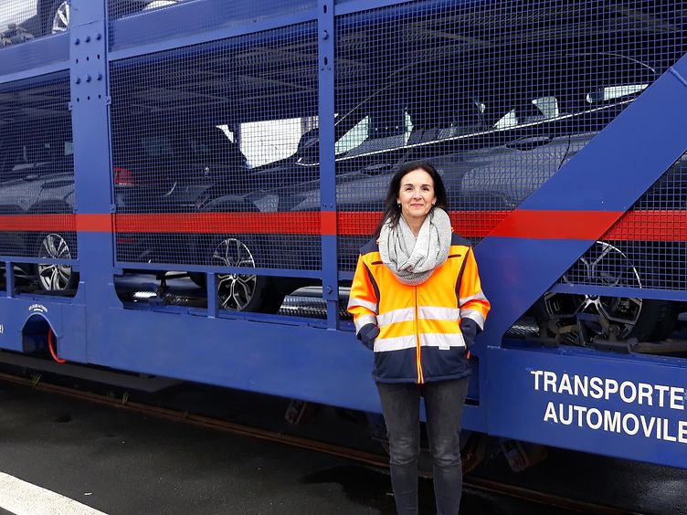 Employee in front of a car carrier wagon 